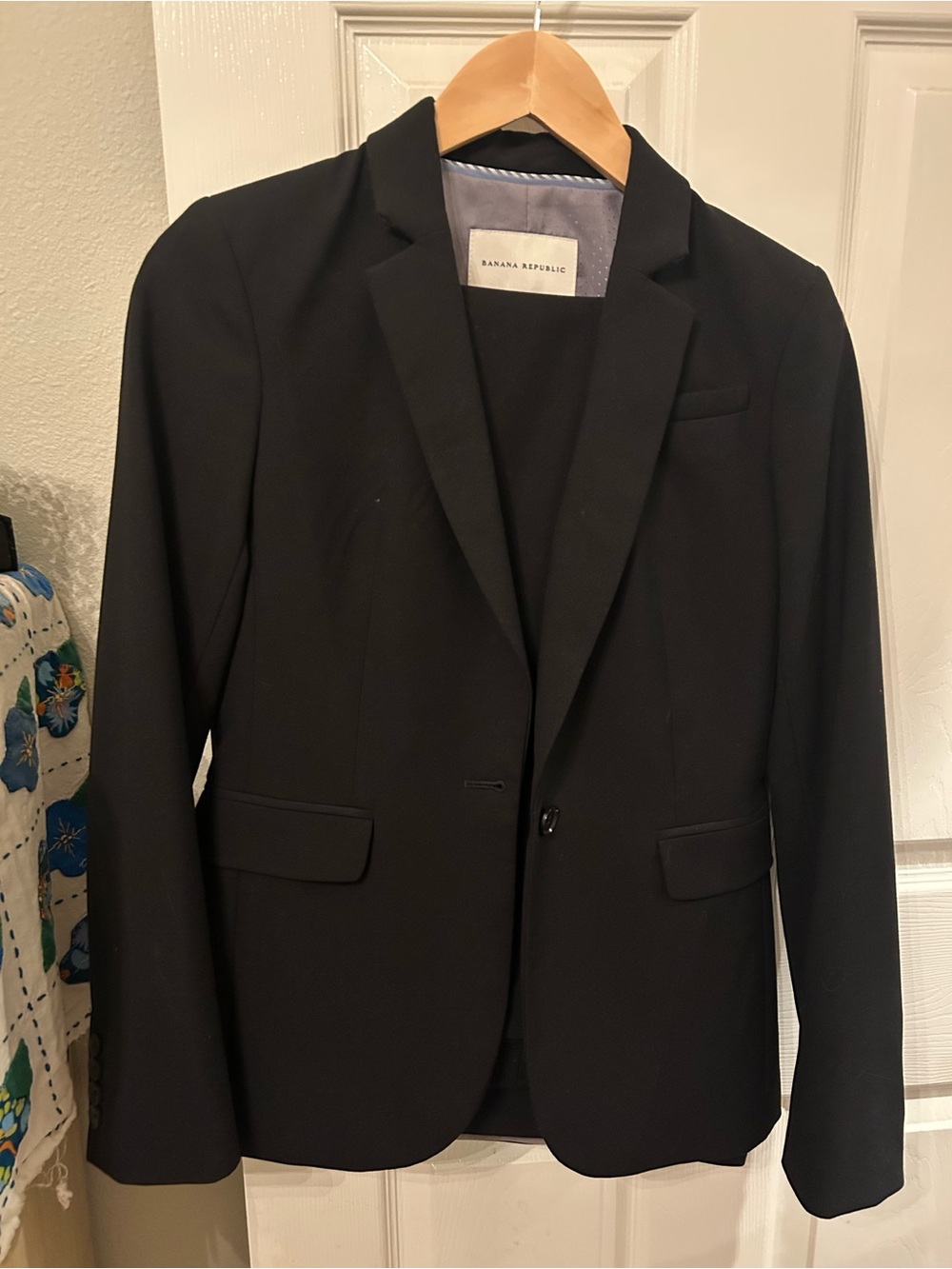 Banana Republic Black Women's Tailored suit. Blazer sz 2 and pants 2L